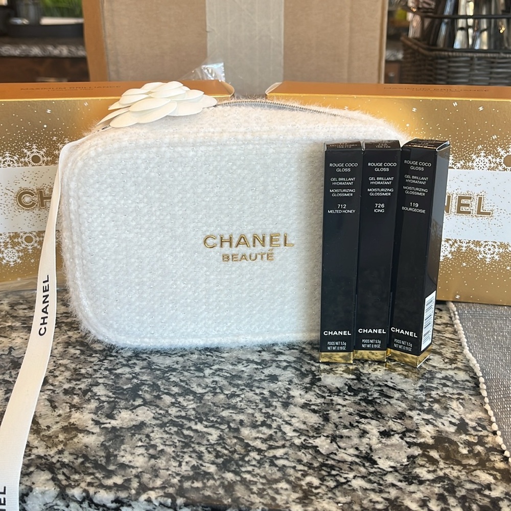 ❌SOLD❌ CHANEL limited-edition holiday lipgloss set with a white pouch case